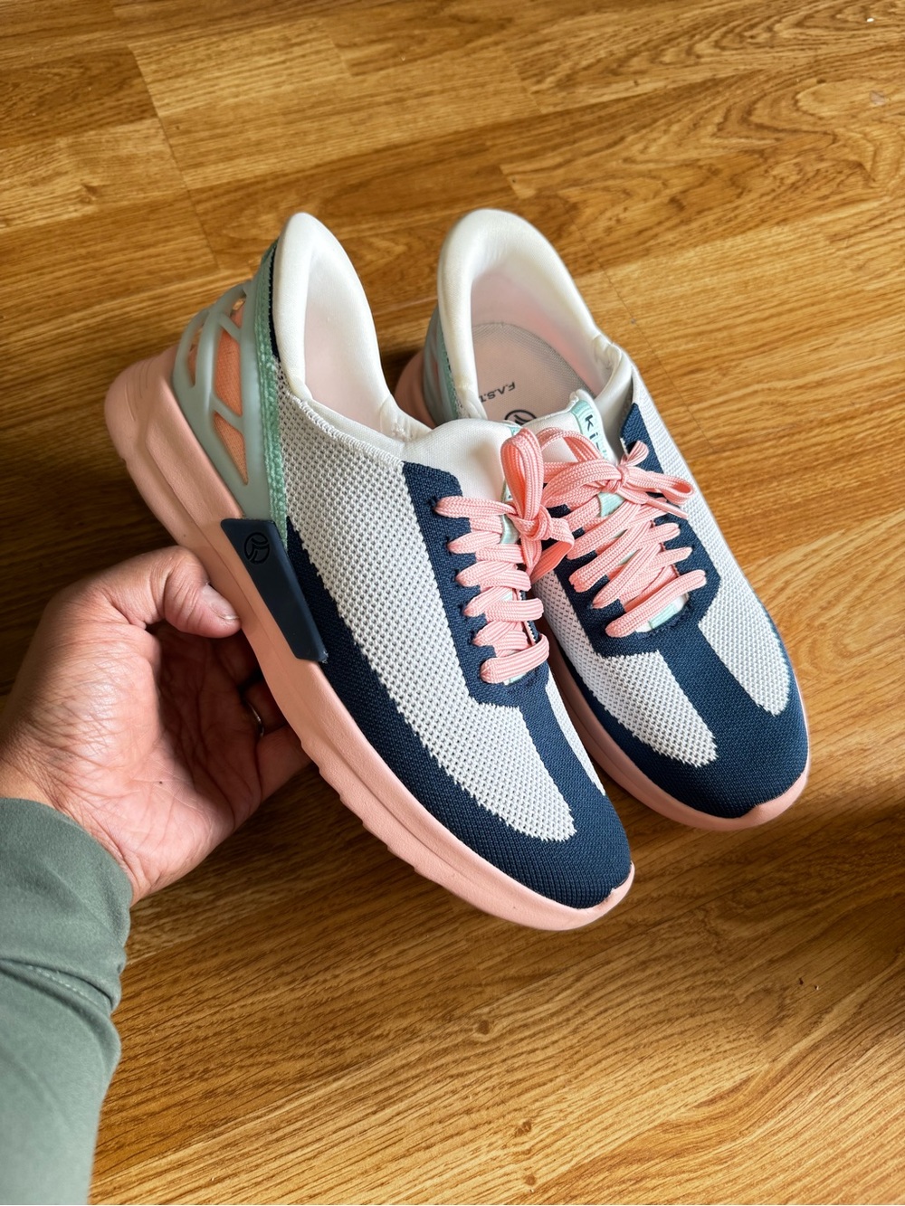 Kizik Athens hands-free sneakers in the Bahama colorway size 7.5